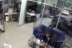 video espeluznante: disparan 14 tiros en un negocio con ninos adentro