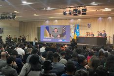 El presidente ucraniano, entrevistado por estudiantes de la UBA en la facultad de Ciencias Económicas Foto: Milagros Moreni