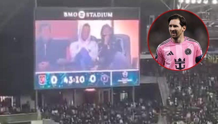 Sentado en el palco, Lionel Scaloni apareció en la pantalla gigante LED del estadio de Los Ángeles. Foto: @MayanTiger1