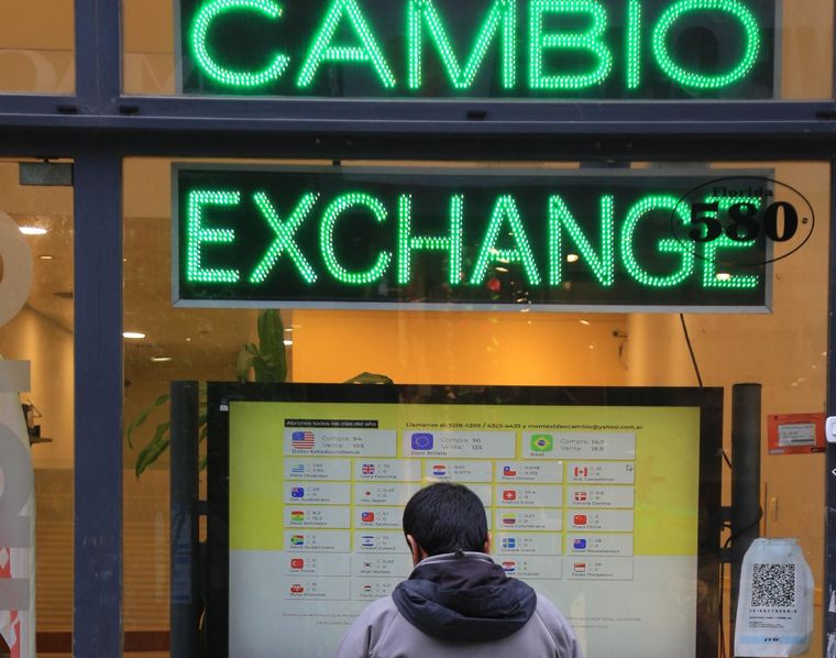 En el primer día tras el fin del congelamiento del tipo de cambio oficial, el dólar informal alcanzó los $1000 Foto: Noticia Argentinas