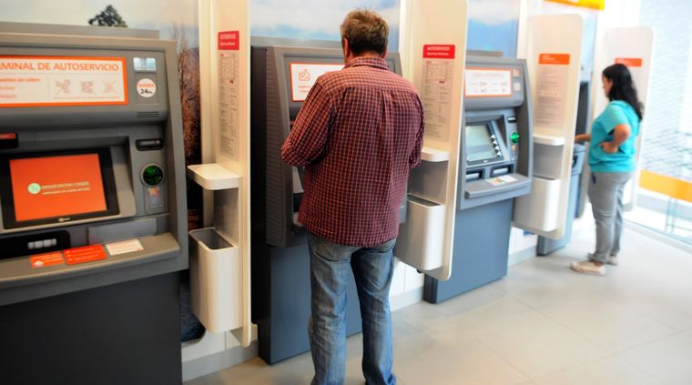 La mujer se dirigió al cajero y descubrió que le habían robado todo el dinero Foto: ALF PONCE / MDZ