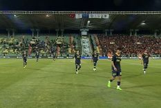 Los jugadores se van del campo antes del minuto de juego. Foto: Captura Video