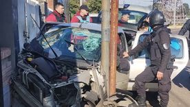 Así quedó el Clio gris tras una persecución que se produjo sobre la General Paz y terminó con el auto incrustado en una casa en Villa Tesei Así quedó el Clio gris tras una persecución que se produjo sobre la General Paz y terminó con el auto incrustado en una casa en Villa Tesei