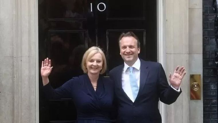 Liz Truss y su marido en la puerta de la residencia oficial. Foto: Reuters