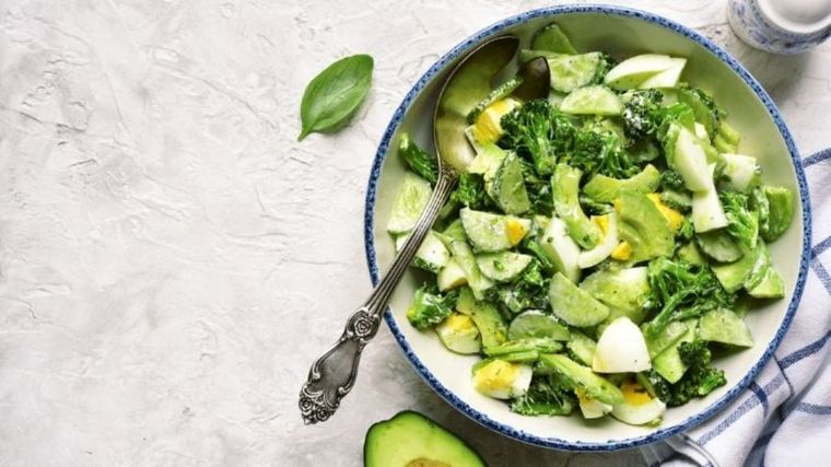 Esta ensalada de aguacate y huevo es la guarnición perfecta Foto: Shutterstock