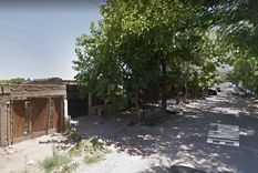 El joven se encontraba con un amigo en la puerta de su domicilio El joven se encontraba con un amigo en la puerta de su domicilio