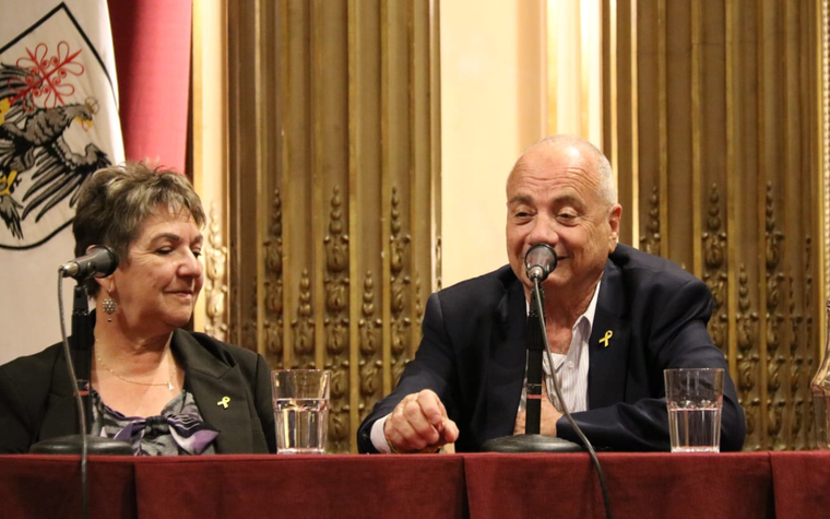 Clara Marman y Luis Har contando su traumática experiencia de cautiverio tras haber sido tomado de rehenes por Hamas. Foto: FACA