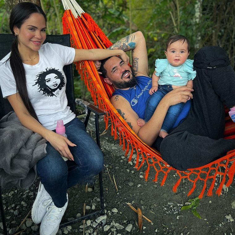 Natti Natasha junto a su prometido Raphy Pina y su hija Vida Isabelle. Foto: Instagram