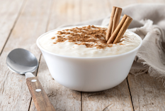 El arroz fue introducido a México por los conquistadores y se convirtió en un alimento esencial tanto en platos salados como dulces. ¡Disfruta realizando esta hermosa receta!