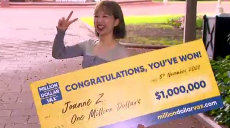 La ganadora, por supuesto, muy feliz. Foto: 7News.