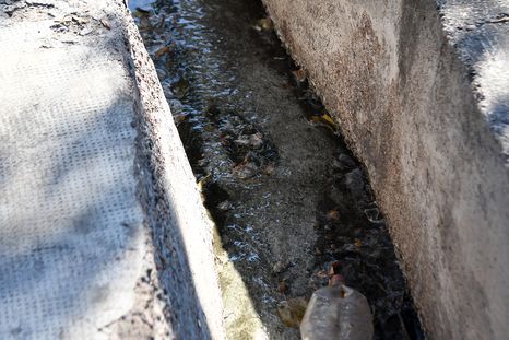 Una pérdida cloacal en Guaymallén no fue reparada y los vecinos aseguran que la situación empeoró, con líquidos contaminados frente a sus casas. Una pérdida cloacal en Guaymallén no fue reparada y los vecinos aseguran que la situación empeoró, con líquidos contaminados frente a sus casas.