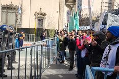 Los incidentes se trasladaron del aeropuerto al centro de la ciudad Foto: Gabriela Yalangozian