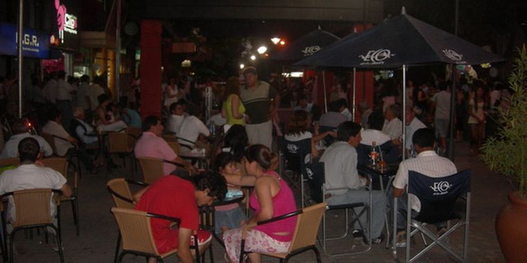 La peatonal estaba colmada de gente en la exposición.