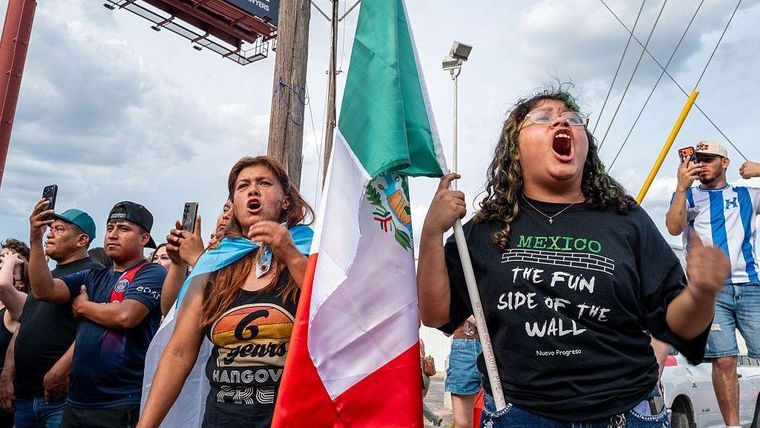 Algunos manifestantes participaron de la protesta con banderas de México y Guatemala.