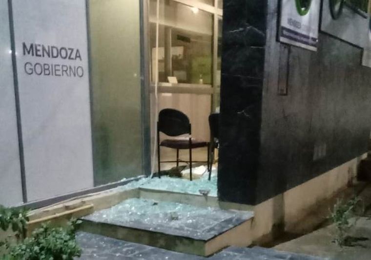 Así quedaron los vidrios y puertas de ingreso Foto: El Cuco Digital