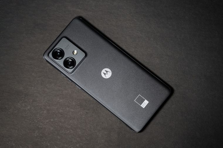 Motorola apuesta al diseño delgado, pero elimina funciones clave. Motorola apuesta al diseño delgado, pero elimina funciones clave.