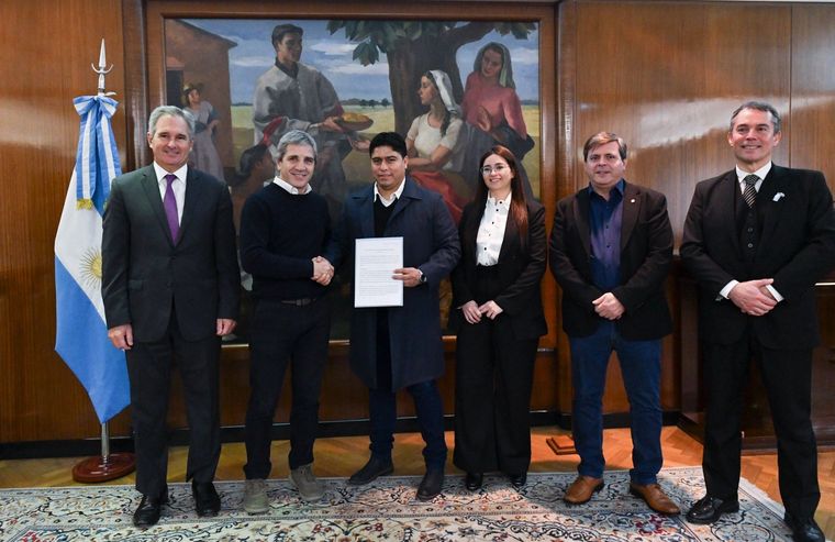 Luis Caputo junto a Claudio Vidal Foto: X Luis Caputo