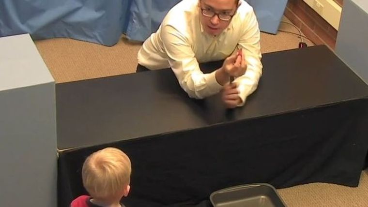 Rodolfo Cortés Barragán muestra un pedazo de fresa a uno de los bebés del estudio; poco después, deja caer la fruta y el bebé estira la mano para devolvérsela al investigador.