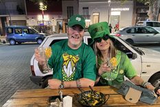 Gorros, gafas y la infaltable cerveza verde marcaron el estilo de algunos asistentes. Mirá la galería de fotos al final de la nota.