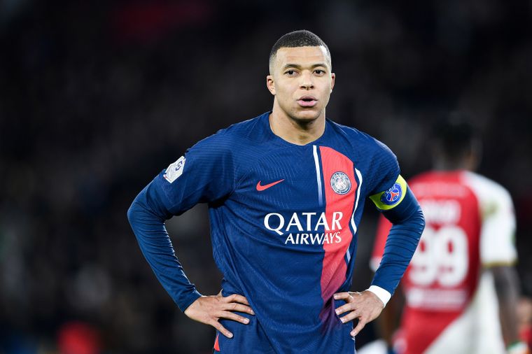 Mbappé y el PSG mantienen un conflicto contractual que se profundizó tras su salida como jugador libre en junio de 2024.