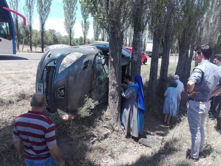 Así quedó el auto de la mujer tras el vuelco que sufrió por esquivar al animal