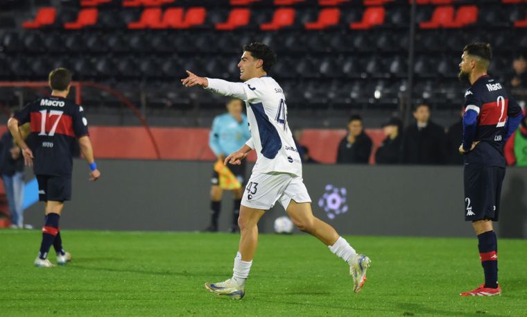 Federico Sartori festeja su gol, con el que puso el 2-1 parcial del triunfazo de Independiente Rivadavia, semifinalista de la Copa Argentina 2025.&nbsp;