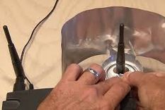 Colocar papel aluminio o una lata en la antena del router puede ayudar.