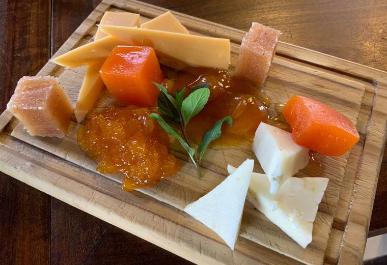 Dulces  y quesos, uno de los postres de Pan & Oliva.