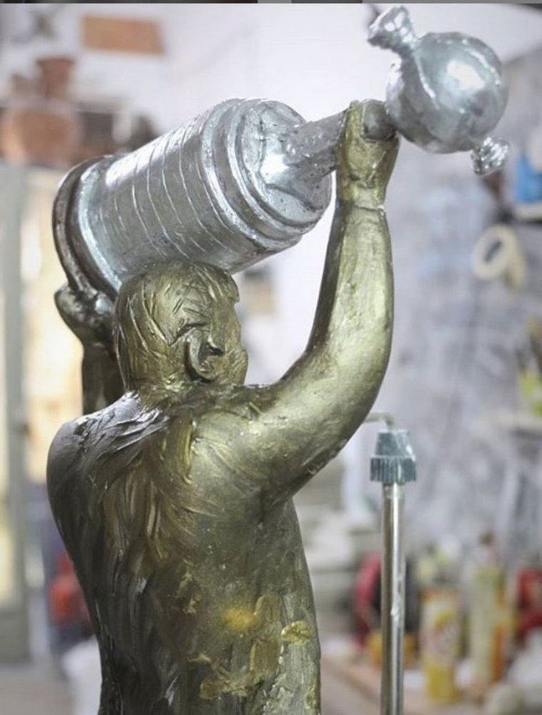 Un modelo a escala de la escultura que tendrá 7 metros de altura Foto: Twitter @drcarlostrillo