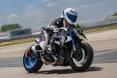 Así es la BMW R 1300 R Titan, la moto custom con óxido nitroso y escape de Titanio