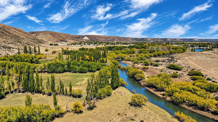 Río Mayo es un pueblo de la Patagonia ubicado en el cruce de la Ruta 40 con el corredor que comunica la región con Chile.