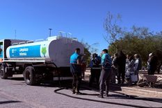El fin de semana, camiones cisterna llevaron agua La Favorita. Foto: Ciudad de Mendoza