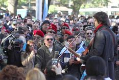 Andrés Ciro Martínez compuso Héroes de Malvinas, el tema perteneciente al álbum 27 (lanzado en 2010) para conmemorar a los veteranos y caídos en la guerra.&nbsp;
