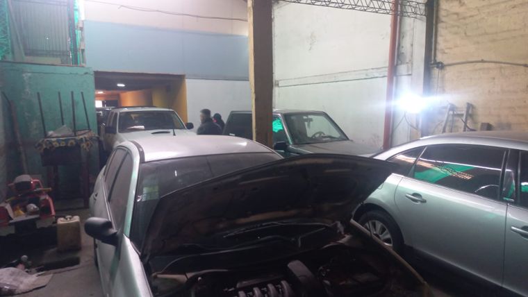 Secuestraron 12 autos y autopartes.