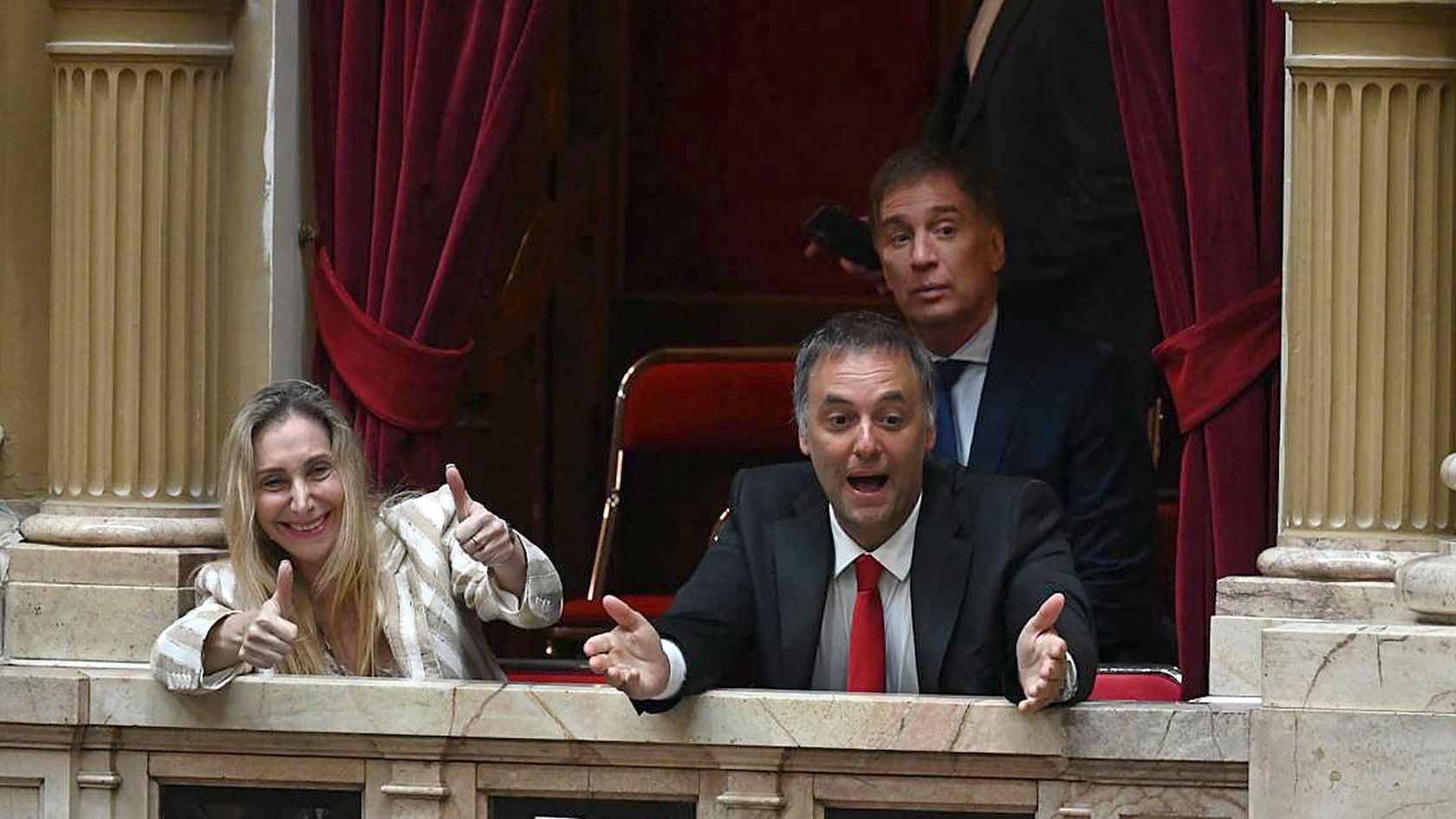 Manuel Adorni y Karina Milei en el Congreso
