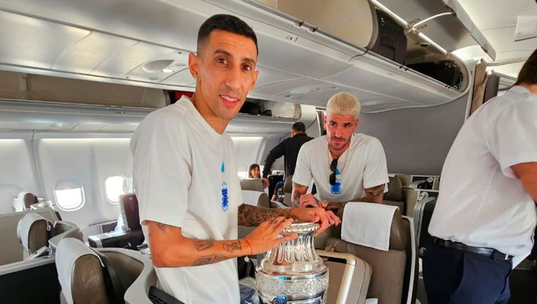 Ángel Di María y Rodrigo De Paul son dos de los jugadores que regresan a la Argentina con la Copa América. Foto: @Aerolineas_AR