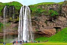 Como se aprecia en la foto, el salto de agua Seljalandsfoss (Islandia), es famosa porque se puede caminar detrás de su cortina de agua.