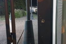 El impacto de una de las balas en el edificio Foto: NA
