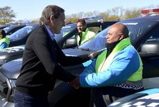 El intendente de La Plata Julio Garro entregando patrullas a la Policía Local Foto: Prensa Municipalidad de La Plata