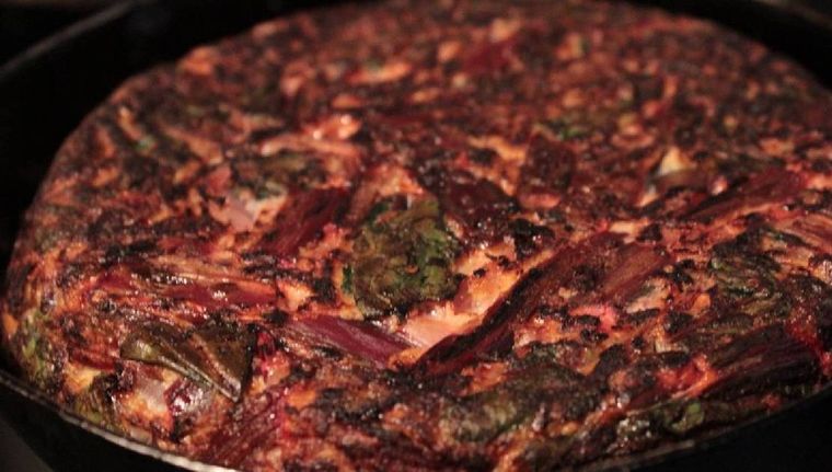 ¿Cómo preparar una tortilla con los tallos y hojas de la remolacha? (Shutterstock)