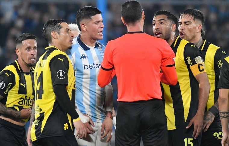 Marcos Rojo fue expulsado ante Peñarol por insultar al árbitro y recibió dos fechas de castigo. Marcos Rojo fue expulsado ante Peñarol por insultar al árbitro y recibió dos fechas de castigo.
