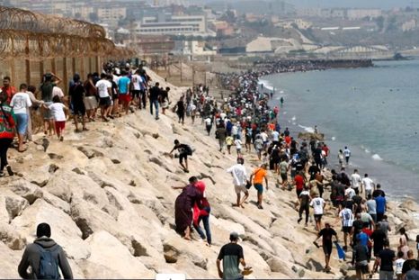 Decenas de miles de migrantes llegaron a Ceuta, España, desde Marruecos. Foto Efe