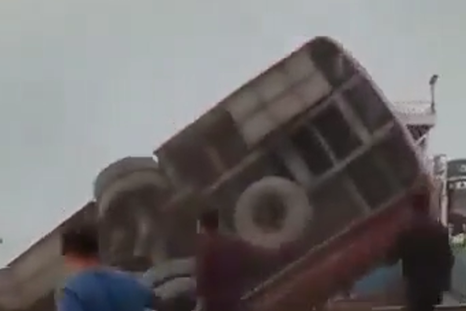 Un micro con más de 50 pasajeros cayó en el río Padma en Bangladesh, dejando 26 muertos. Un micro con más de 50 pasajeros cayó en el río Padma en Bangladesh, dejando 26 muertos.