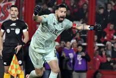 El arquero Galíndez le atajó el último penal a Santiago Hidalgo y le dio el pase al Globo. Foto: FotoBaires