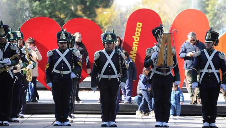 El despliegue fue en la plaza Independencia Foto: Alf Ponce Mercado/MDZ