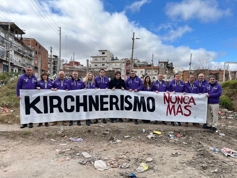 Javier Milei junto a sus candidatos bonaerenses, su hermana Karina, Patricia Bullrich, José Luis Espert, Cristian Ritondo y Sebastián Pareja. El lema de la campaña: Kirchnerismo nunca más. Otra vanalización y bajeza innecesaria.&nbsp;