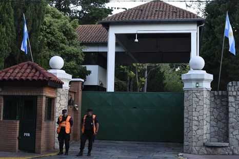 La Quinta de Olivos fue el escenario de una reunión de Javier Milei con un grupo de diputados de confianza que finalizó con la proyección de la nueva película de Guillermo Francella. La Quinta de Olivos fue el escenario de una reunión de Javier Milei con un grupo de diputados de confianza que finalizó con la proyección de la nueva película de Guillermo Francella.