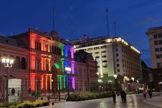 La Casa Rosada se iluminó con los colores de la diversidad Foto: Télam