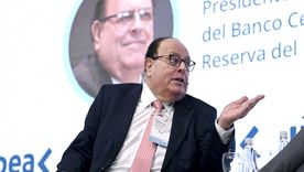 Julio Velarde Flores, titular del Banco Central de Perú, es tomado como ejemplo por el FMI para lograr la estabilidad del peso argentino. Julio Velarde Flores, titular del Banco Central de Perú, es tomado como ejemplo por el FMI para lograr la estabilidad del peso argentino.
