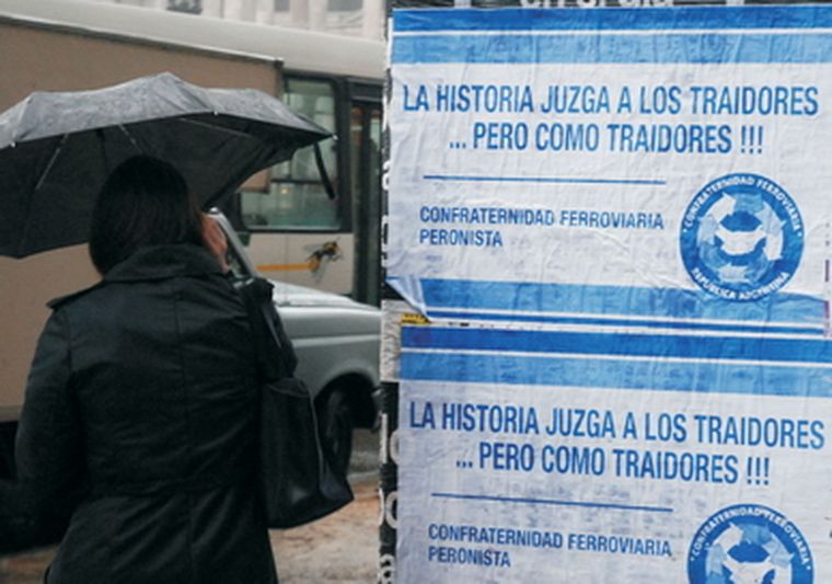 Los afiches que aparecieron hoy en Capital Federal. Foto: NA